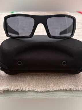 OAKLEY GASCAN Men's Matte Black Polarized Rectangular Sunglasses UV Protection